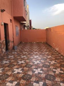 pusty dziedziniec budynku z podłogą wyłożoną kafelkami w obiekcie HILAL w mieście Sidi Bu Zajd