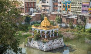 Świątynia pośrodku wody w obiekcie HOTEL BOOPATHI Madurai w mieście Maduraj