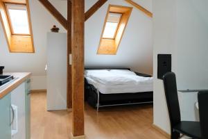 1 dormitorio con 1 cama y 2 ventanas en Spatzennest, en Spiez