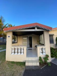 Cette petite maison dispose d'une terrasse couverte et d'un balcon. dans l'établissement Le Manacoël, à Saint-Joseph