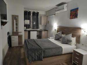 um quarto com uma cama e uma pequena cozinha em hostal olozaga em Alicante