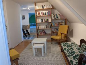 sala de estar con sofá, mesa y estante para libros en MAISON RIOMA Brignogan, en Brignogan-Plage