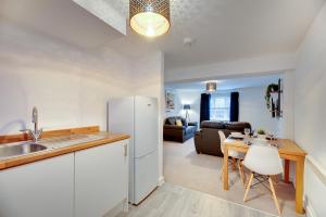 Kuhinja oz. manjša kuhinja v nastanitvi Charltons Bonds Apartments 18 by Week2Week