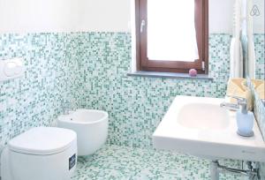 a bathroom with a toilet and a sink at Apartments Le Terrazze in Vernazza