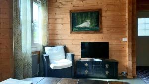 En tv och/eller ett underhållningssystem på Fröya Timber Cottage