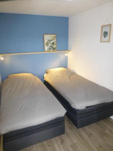 1 Schlafzimmer mit 2 Betten in einem Zimmer in der Unterkunft Ferienhaus für 5 Personen ca 65 m in Stavenisse, Zeeland Küste von Zeeland in Stavenisse