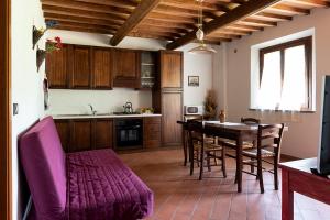 cocina y comedor con mesa y sillas en Antiqua Vallis, en Palaia