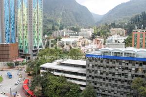 vistas a una ciudad con montañas en el fondo en Top Spot Studio, Bogotá, en Bogotá