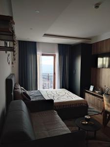 ein Hotelzimmer mit einem Bett und einem Sofa in der Unterkunft NLux46 Milmari in Kopaonik