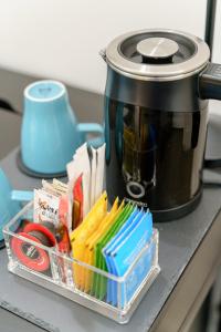 una olla en un mostrador con una bandeja de tijeras en SiSTO18, en Catania