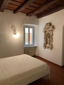 - une chambre avec un lit blanc et une fenêtre dans l'établissement Meraviglioso appartamento fronte lago, à Bissone