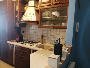 cocina pequeña con fregadero y fogones en A casa di Rita, en Surbo