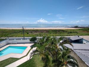 an overhead view of a swimming pool and the beach at Hostel Villa Virtudes in Serra