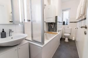a white bathroom with a sink and a toilet at Q-FLATS Bochum-Hamme - verkehrsgünstig und komfortabel in Bochum
