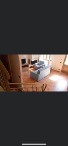 uma sala de estar com um sofá e uma mesa em residence afrodite em Solfara Mare