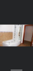 een badkamer met een wastafel en een spiegel bij residence afrodite in Solfara Mare
