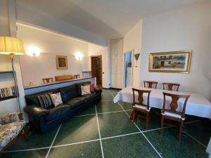 een woonkamer met een bank en een tafel bij Casa Augusta in Rapallo +4 foto's