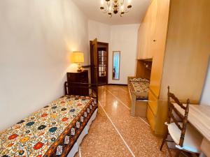 een kamer met twee bedden en een stoel erin bij Casa Augusta in Rapallo