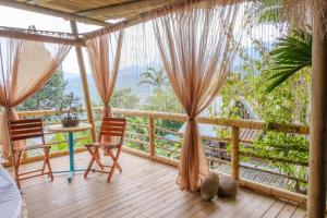 a room with a balcony with a table and chairs at Tabatinga, Hermosa Cabaña Privada en Reserva Natural - Cali Valle del Cauca in Cali