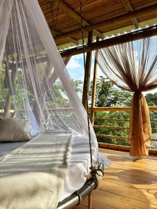 Tempat tidur dalam kamar di Tabatinga, Hermosa Cabaña Privada en Reserva Natural - Cali Valle del Cauca
