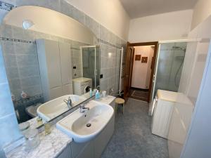 een badkamer met een wastafel en een spiegel bij Casa Augusta in Rapallo