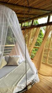 1 cama en una tienda de campaña con mosquitera en Tabatinga, Hermosa Cabaña Privada en Reserva Natural - Cali Valle del Cauca, en Cali