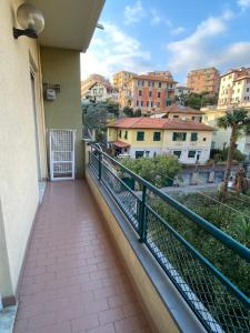een balkon van een gebouw met uitzicht op de stad bij Casa Augusta in Rapallo