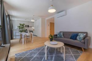 sala de estar con sofá y mesa en Campolide 2 bedroom delight By Innkeeper, en Lisboa