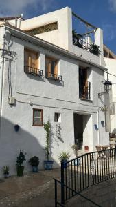 een wit gebouw met ramen en een balkon bij Casa Fabian in Polopos