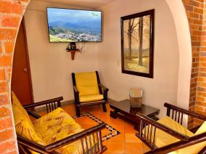 een woonkamer met een bank en een stoel bij HOTEL MONTE VERDE in Concordia +26 foto's