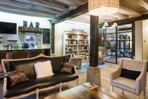 a lobby with a couch and two chairs and a bar at Posada Casa Guadamillas 