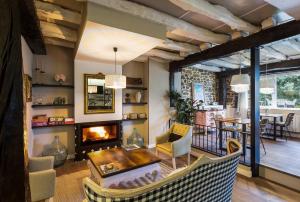 a living room with a fireplace and a table at Posada Casa Guadamillas 