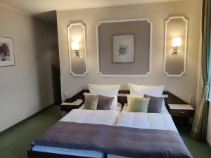 Postel nebo postele na pokoji v ubytování Hotel Weiße Taube + 24 fotografií