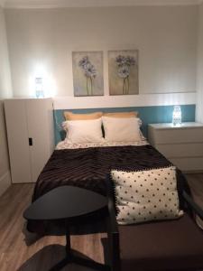 Romantic and Bright Studio Apartment in Arroios - SSL 2B في لشبونة: غرفة نوم مع سرير مع لوحتين على الحائط