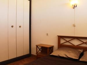 1 dormitorio con cama, mesa y espejo en Appartement Port-la-Nouvelle, 2 pièces, 4 personnes - FR-1-229C-169, en Port-la-Nouvelle