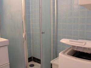 uma casa de banho com um chuveiro, um WC e um lavatório. em Maison Port-la-Nouvelle, 3 pièces, 6 personnes - FR-1-229C-7 em Port-la-Nouvelle