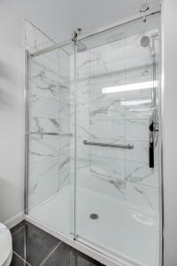 a shower with a glass door in a bathroom at Econo Lodge Inn & Suites in Saint-Apollinaire