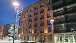 un edificio de ladrillo con una luz de la calle delante de él en Otava en Rovaniemi