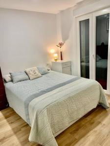 a bedroom with a large bed in a room at Playa monte y mar, casa a 5 minutos del mar in Ondárroa