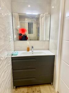 a bathroom with a sink and a mirror at Playa monte y mar, casa a 5 minutos del mar in Ondárroa