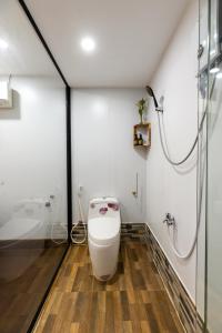 a bathroom with a toilet and a shower at Damnak Phnom Krom Homestay in Phumĭ Rœssei Lŭk