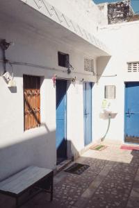 ein weißes Gebäude mit einer Bank neben einem Fenster in der Unterkunft Shiva Guest House in Pushkar