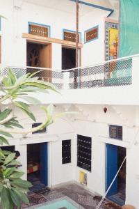 two views of a house with a courtyard at Shiva Guest House in Pushkar