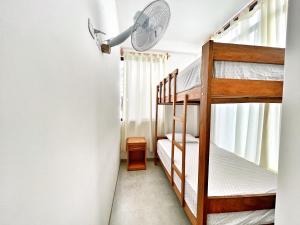 1 Schlafzimmer mit 2 Etagenbetten und einem Ventilator in der Unterkunft VISTA LINDA BUNGALOW para 4 personas Punta Veleros in Los Órganos