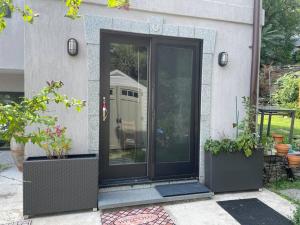 einen Eingang zu einem Haus mit einer Glastür in der Unterkunft Luxury Suite with water view - 2 mini bedrooms in Greenwich