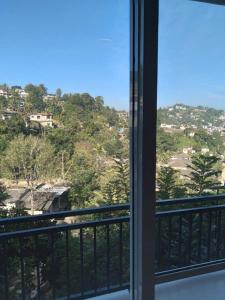 balcón con vistas a la montaña en Cozy Homestay Kandy, en Kandy