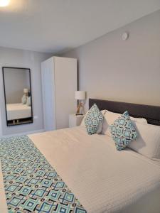 Luxe Beach Resort客房内的一张或多张床位
