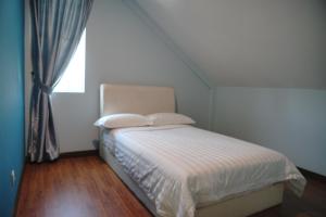 Postel nebo postele na pokoji v ubytování Likas House @ Alawa Homes