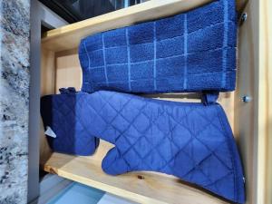 Un par de toallas azules en un estante de madera. en Paradise on Lake Harris Apt #102, en Leesburg