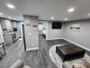 Una sala de estar con un sofá y una mesa de café. en Paradise on Lake Harris Apt #102, en Leesburg